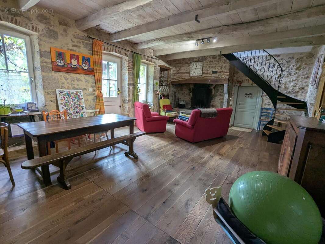 Maison 400 m² à Tour-De-Faure  - photo 2