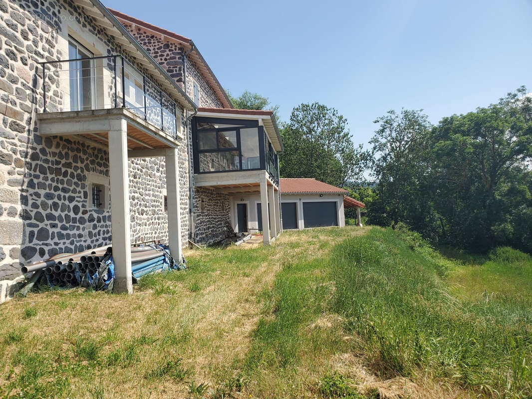 Maison en pierres en cours de rénovation - photo 2