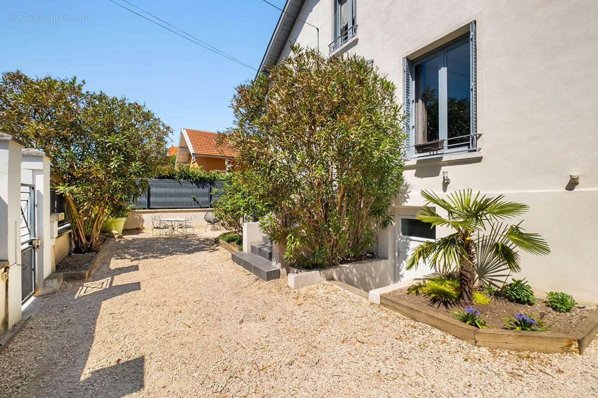 Maison à SAINTE-FOY-LES-LYON
