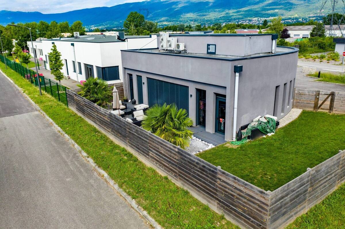 Commerce à SAINT-GENIS-POUILLY