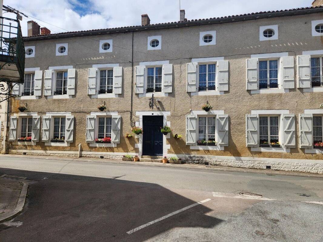 Commerce à CHAMPAGNE-MOUTON