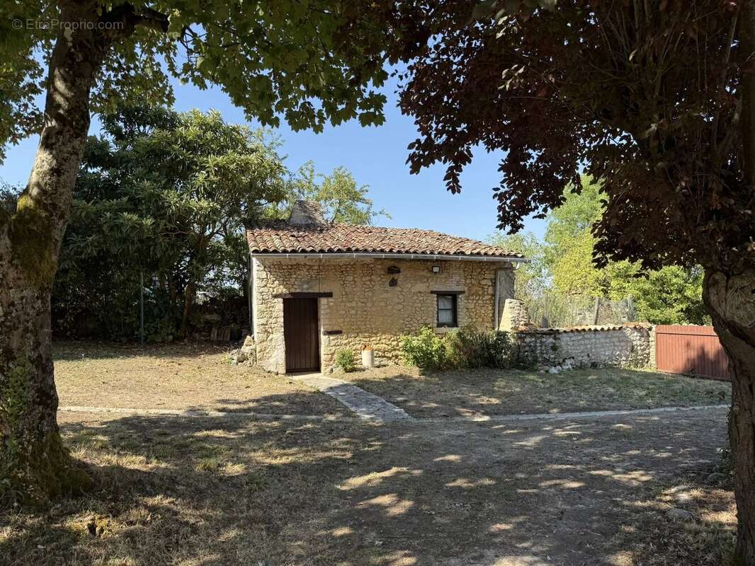 Maison en pierre avec 2 chambres et salle de douche au rez de chaussée - photo 2