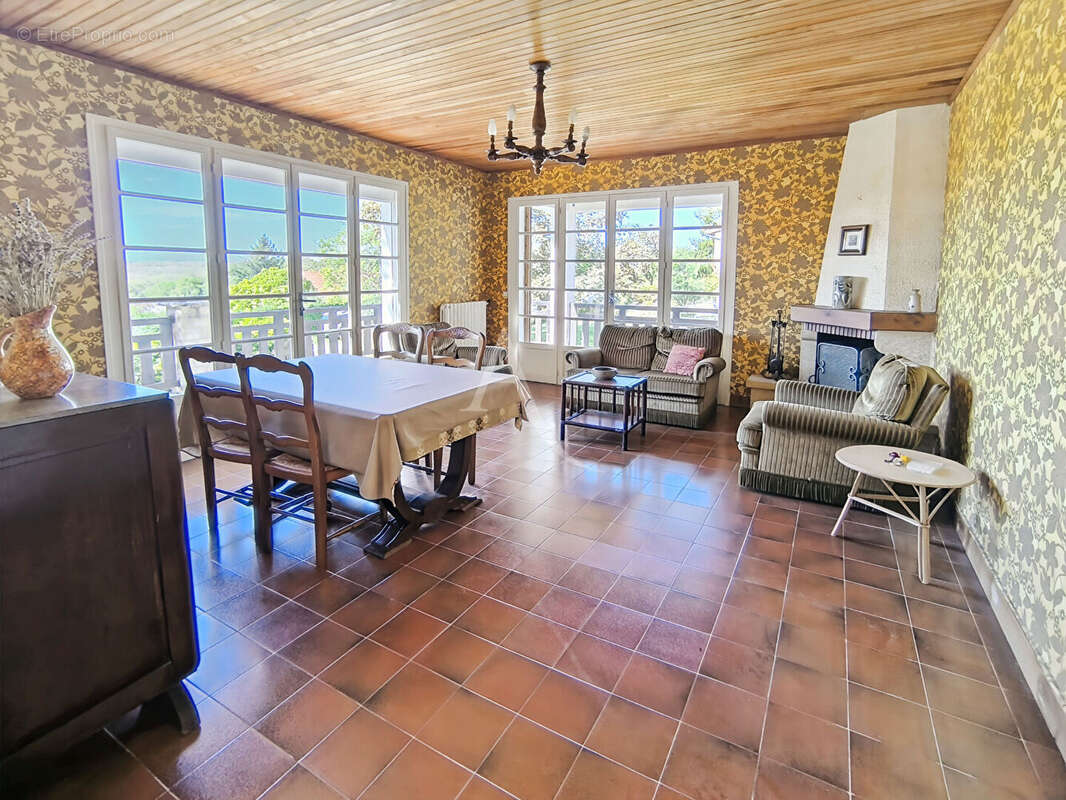 Maison à MONTGESTY