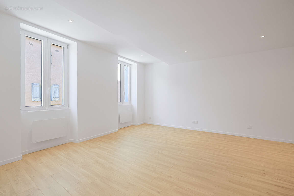 Appartement à SOLLIES-PONT