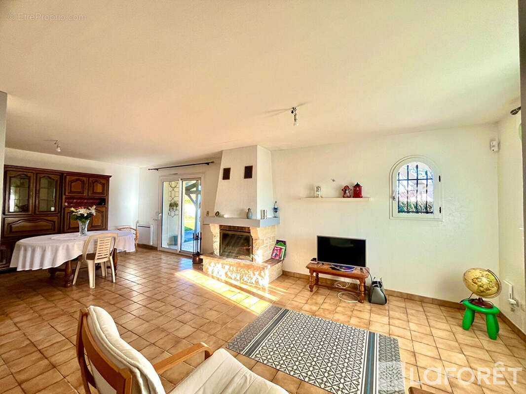 Maison Ambares Et Lagrave - 108m² -  3 chambres + garage - photo 6