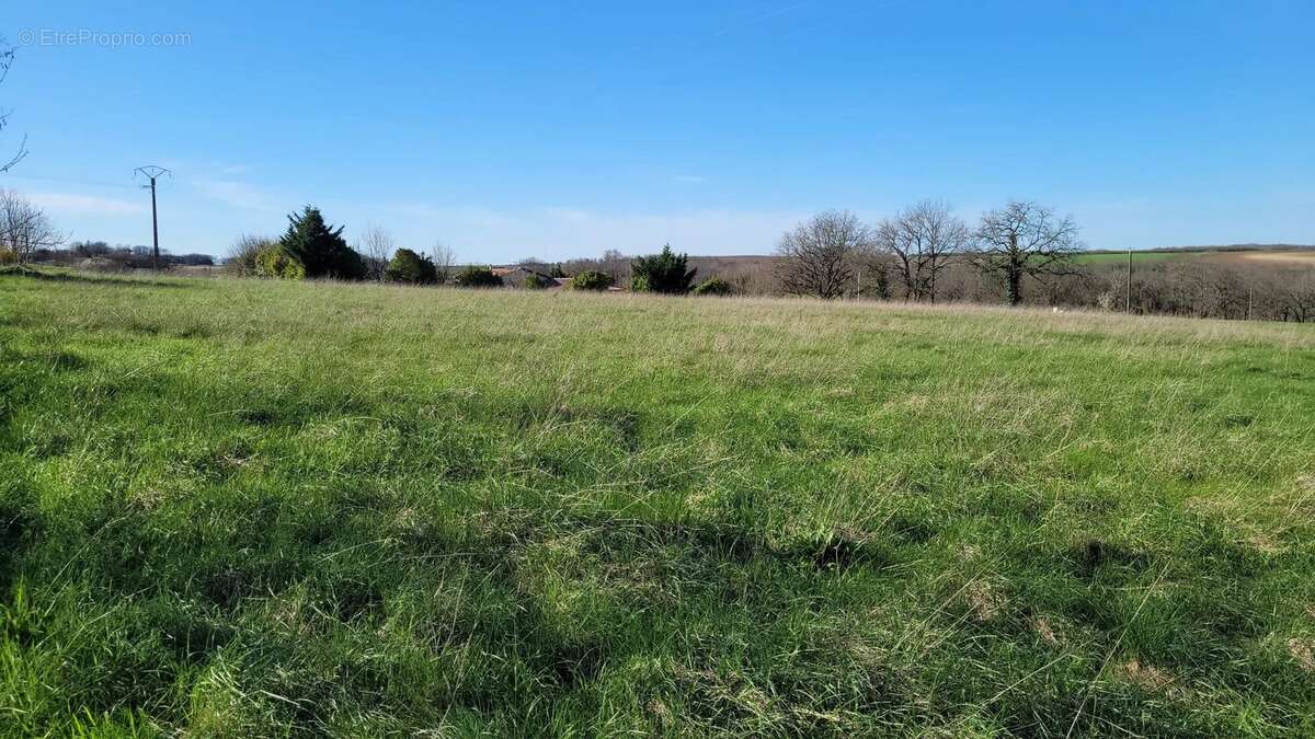 Terrain constructible avec vue dégagée à 200 m du centre de Roquecor - photo 5