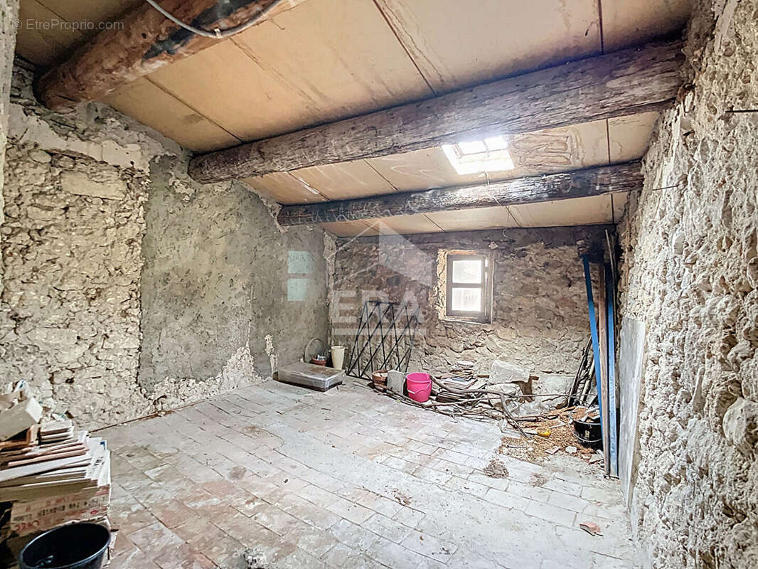 Maison à SAINT-MITRE-LES-REMPARTS