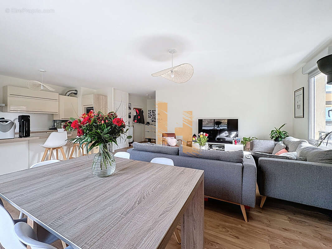 Appartement à NEYRON