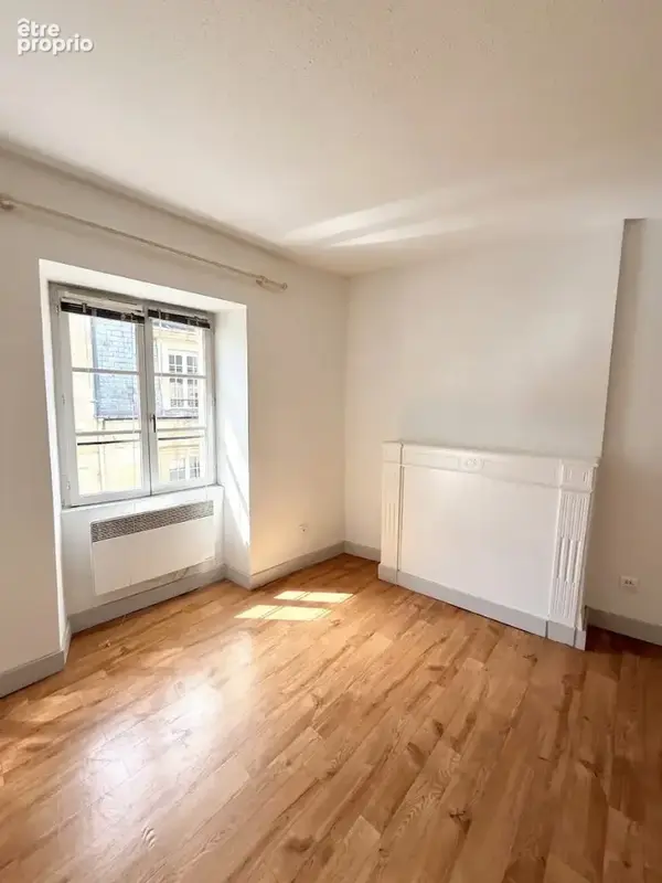 Bx Historique - Quartier Grosse Cloche - T1 TBE dans Immeuble en Pierre - photo 4