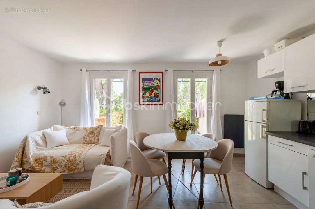 Maison avec un jardin sur le golf de Pont-Royal - photo 2