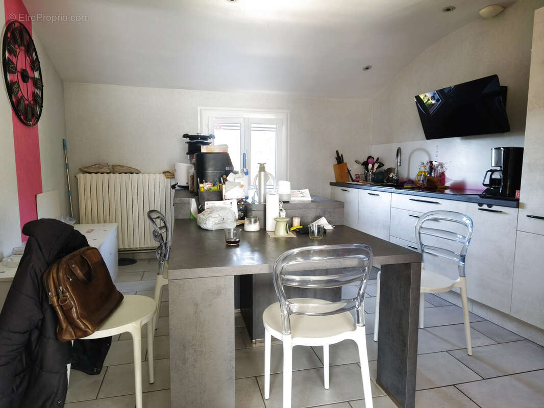 Appartement à LE CHAMBON-FEUGEROLLES