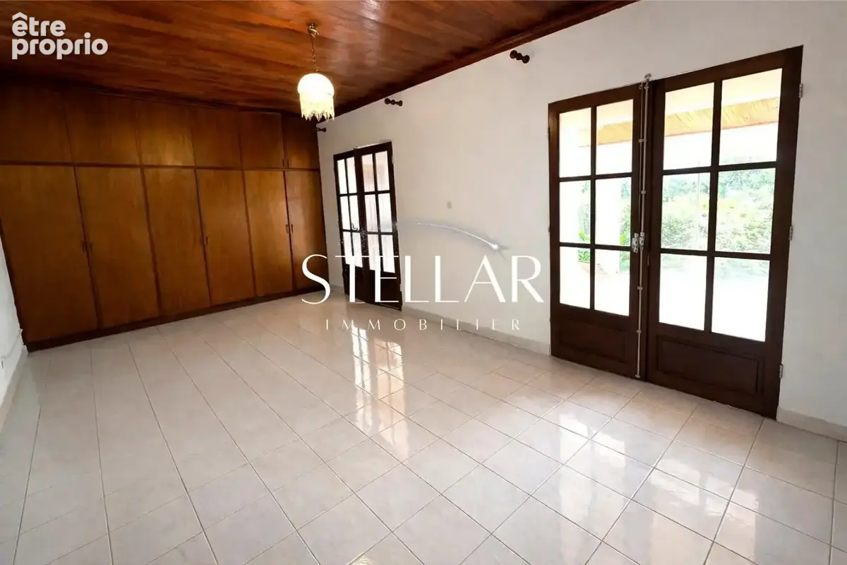 Maison 9 pièces 233 m² à vendre à Sainte-Marie (97438) - photo 3