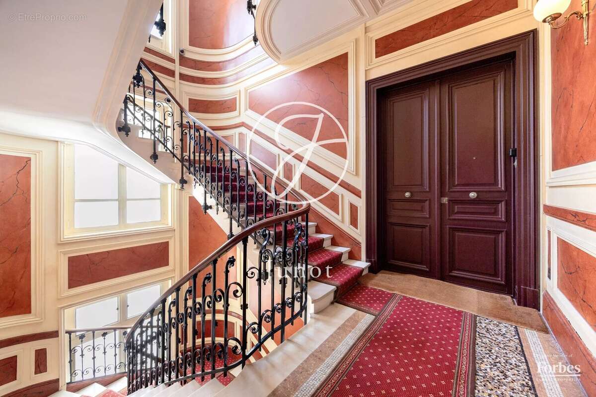 Appartement à PARIS-8E