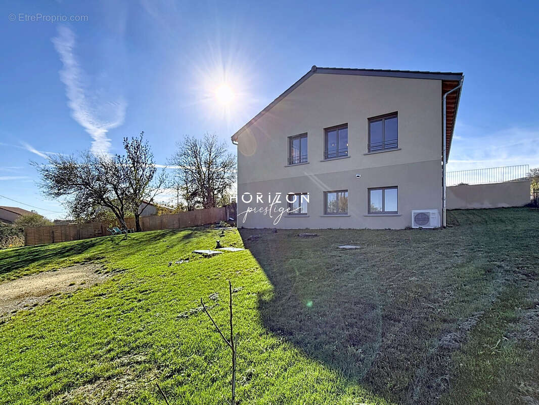 Maison à SOLUTRE-POUILLY