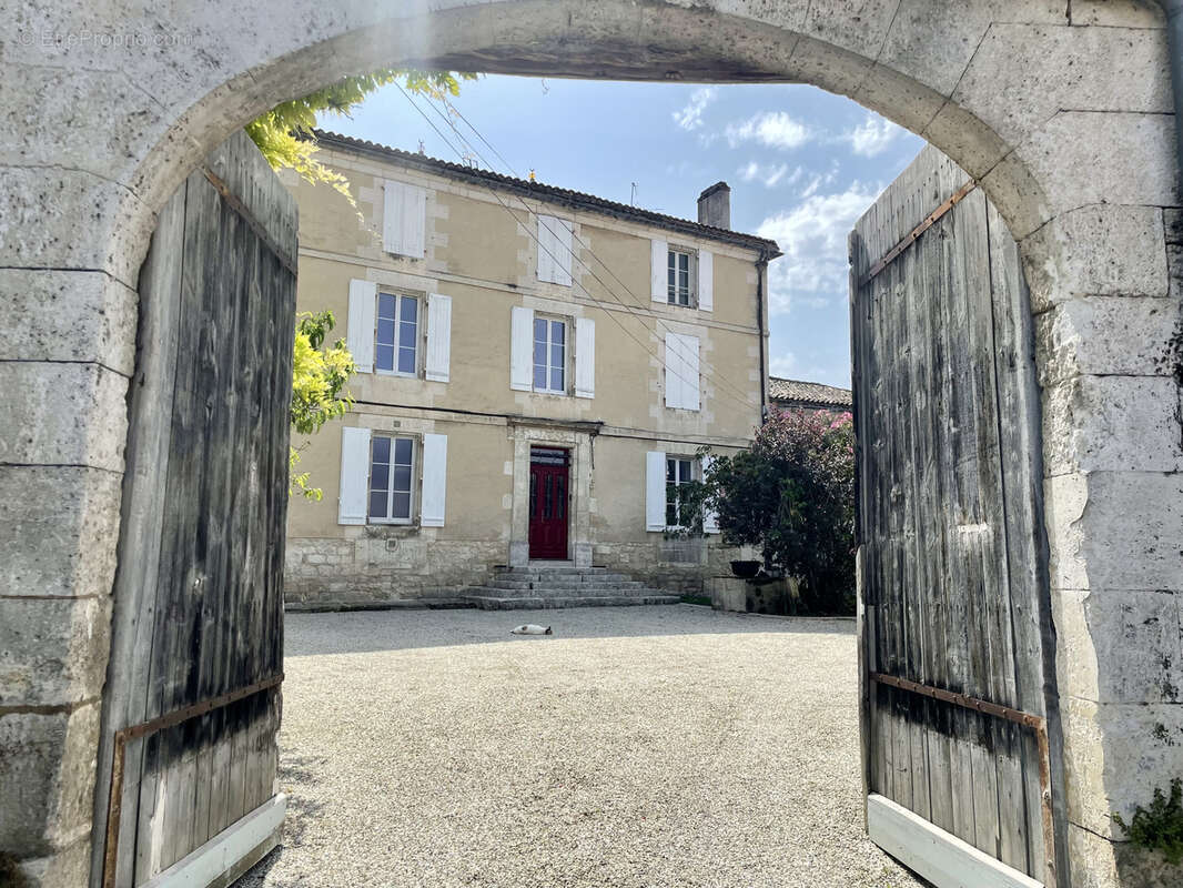 Maison à MAGNAC-SUR-TOUVRE