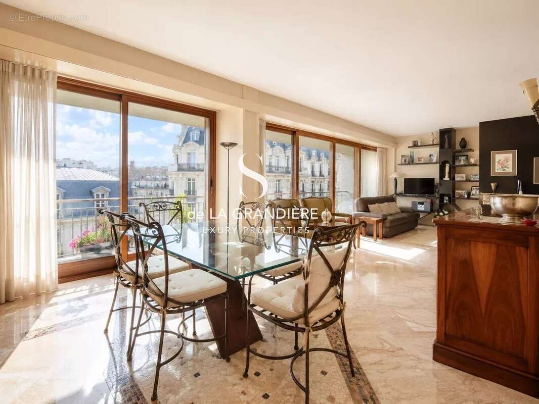 Appartement à PARIS-16E