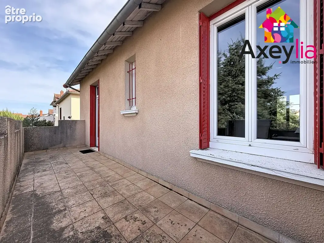 A vendre - riorges - maison élevée sur sous-sol avec deux chambres, garage, terrasse et terrain - photo 7
