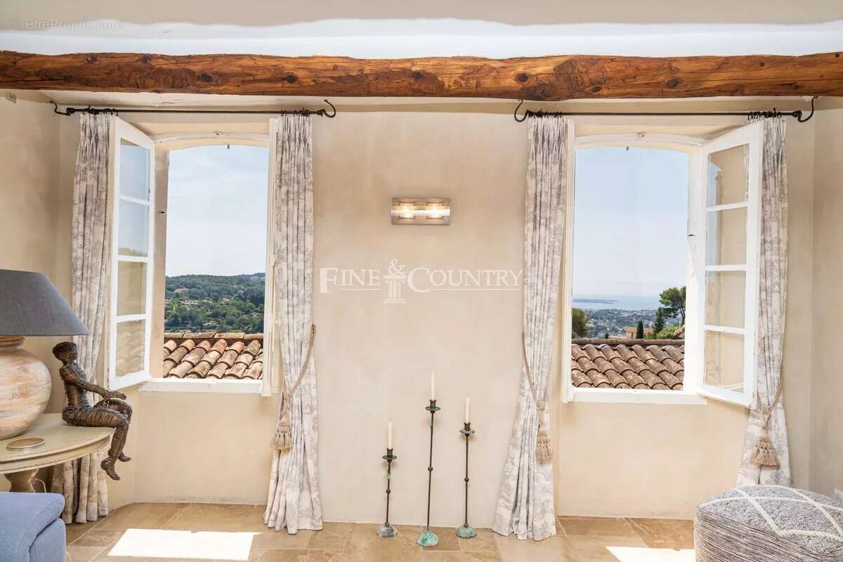 À vendre – Coeur de MOUGINS VILLAGE - Ensemble unique de deux maisons avec vue mer - photo 4