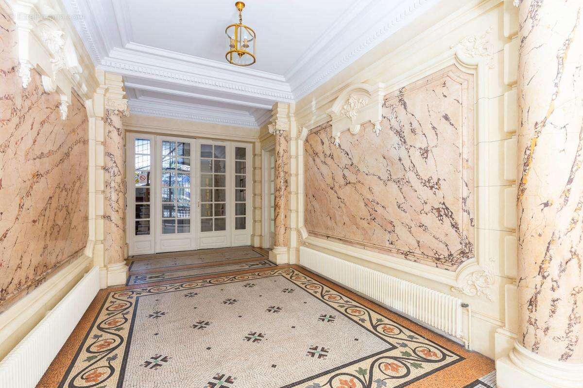 Appartement à PARIS-8E