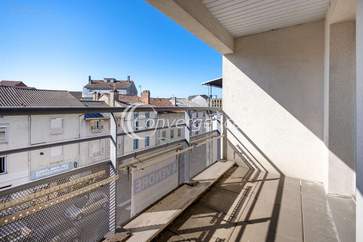 Appartement T3, accès PMR, ascenseur, garage et balcons SAINT JUNIEN - photo 5