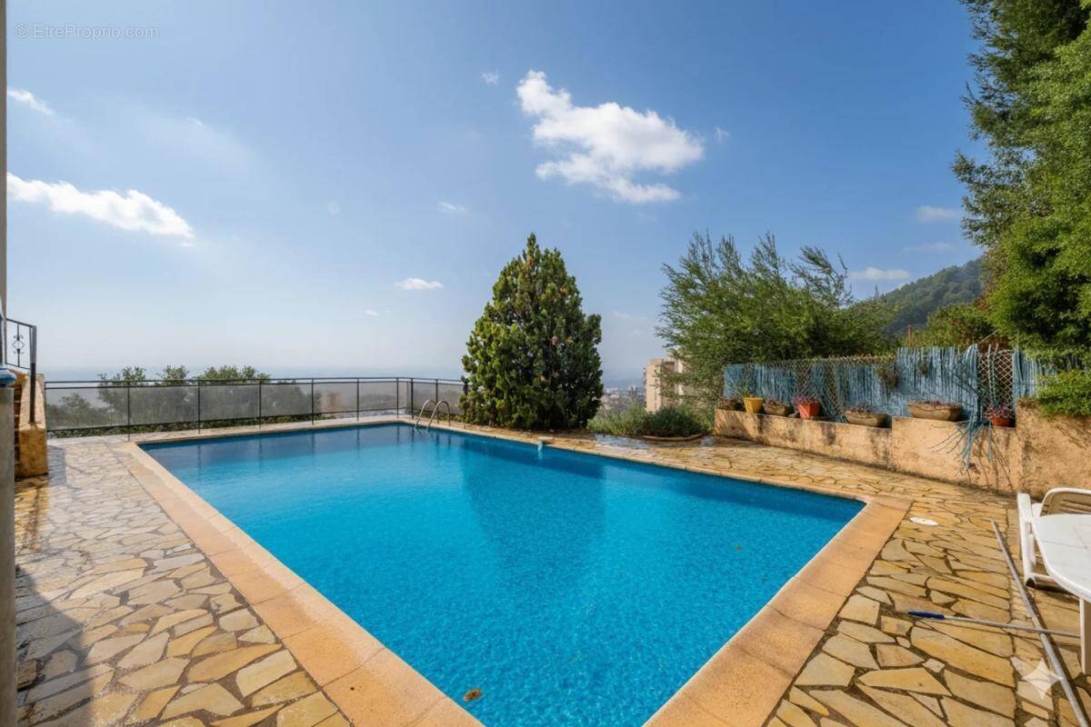 Maison à SAINT-LAURENT-DU-VAR