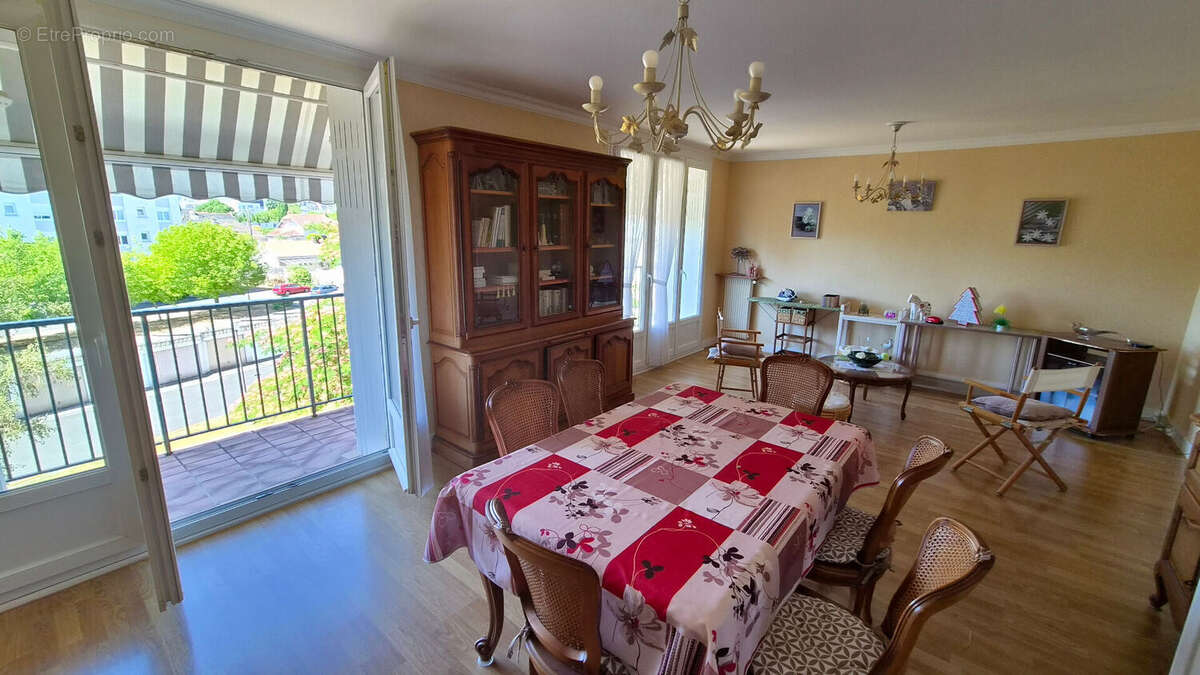 Appartement -  91 m2 - Joue Les Tours - photo 2