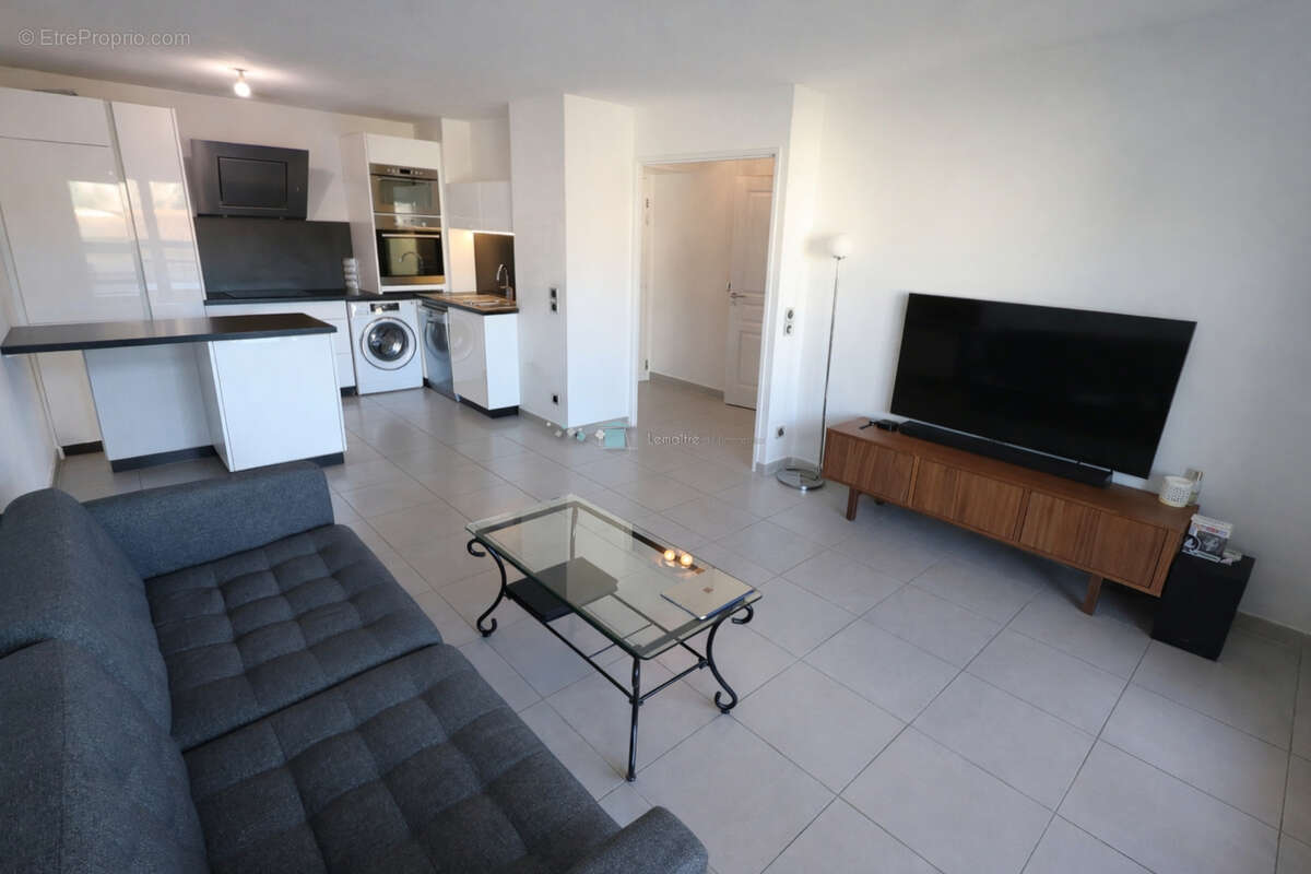 Appartement à LA ROQUETTE-SUR-SIAGNE