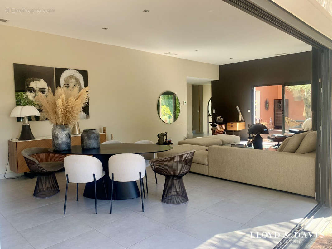 SEJOUR LUMINEUX SUR TERRASSES - Maison à NIMES