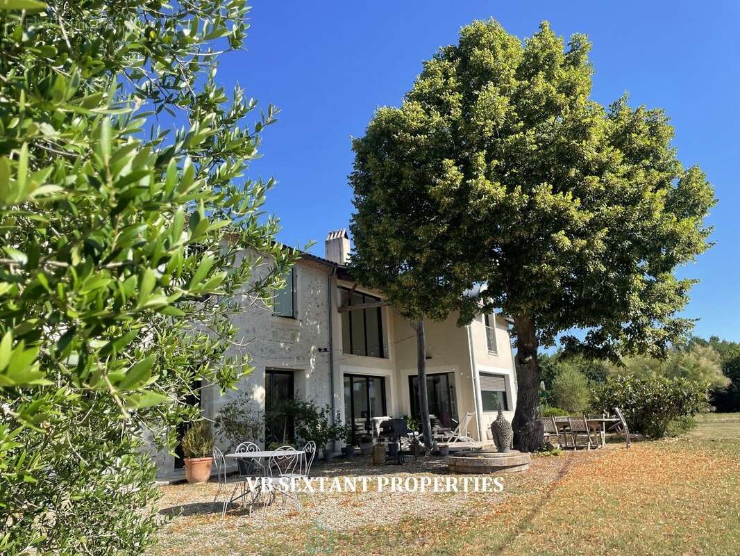 Sud Gironde, Belle maison de campagne rénovée, avec vue panoramique, dépendances  et piscine..11 hectares - photo 4