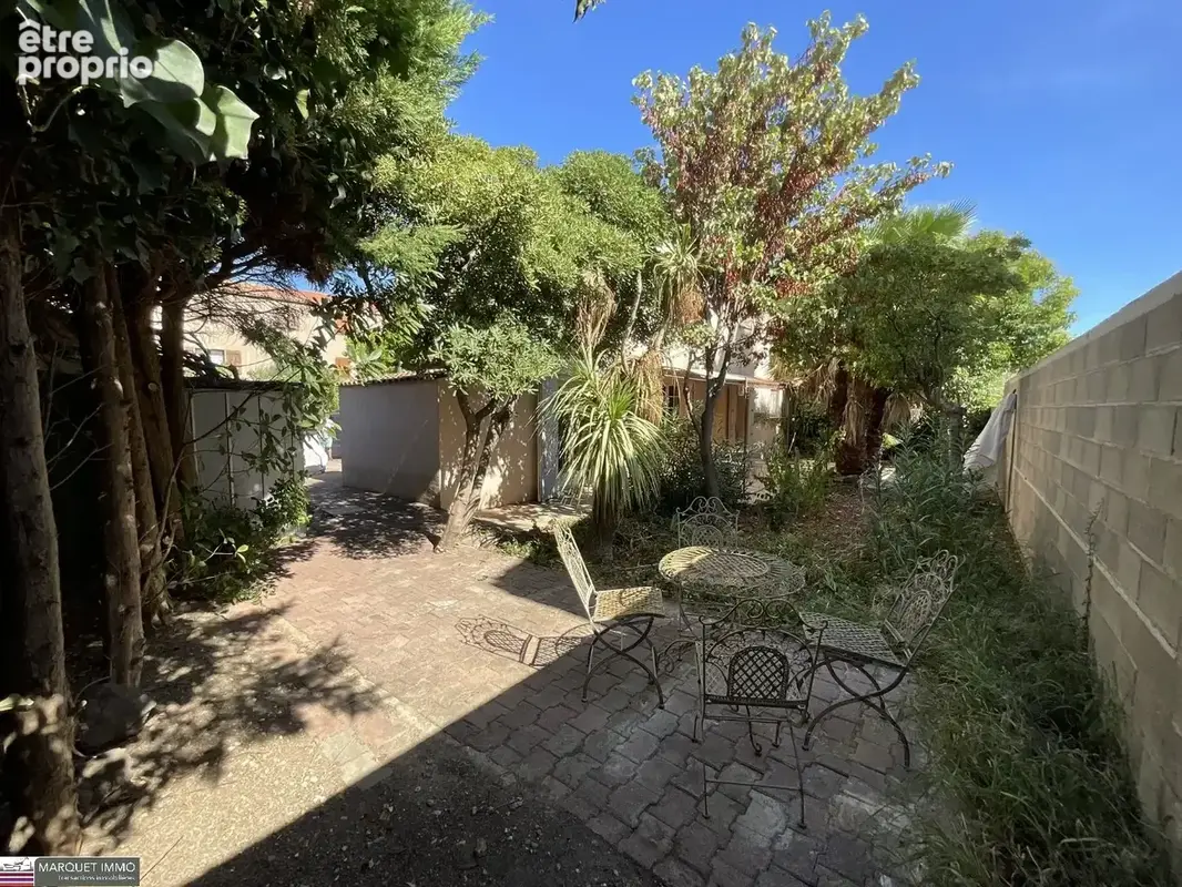 Cadre verdoyant et calme pour cette maison traditionnelle T6 de 141 m², en 3 faces, sur un terrain clos, arboré, piscinable et i - photo 4