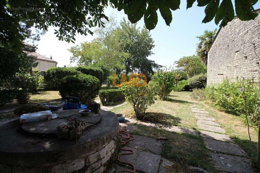 Maison à BAZAUGES