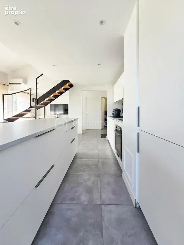 EYBENS – Dernier étage – Appartement rénové avec goût, balcon et potentiel 2 chambres - photo 6