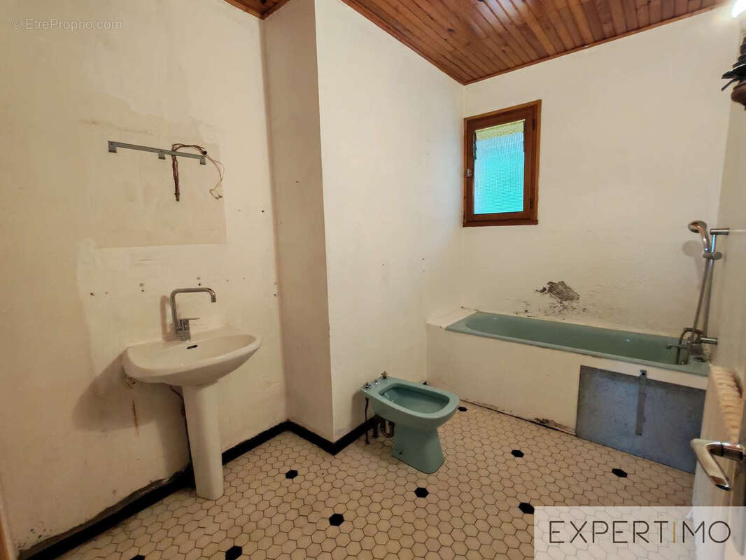 Maison a renover - opportunite rare - grand sous-sol - au calme - vue montagnes - photo 2