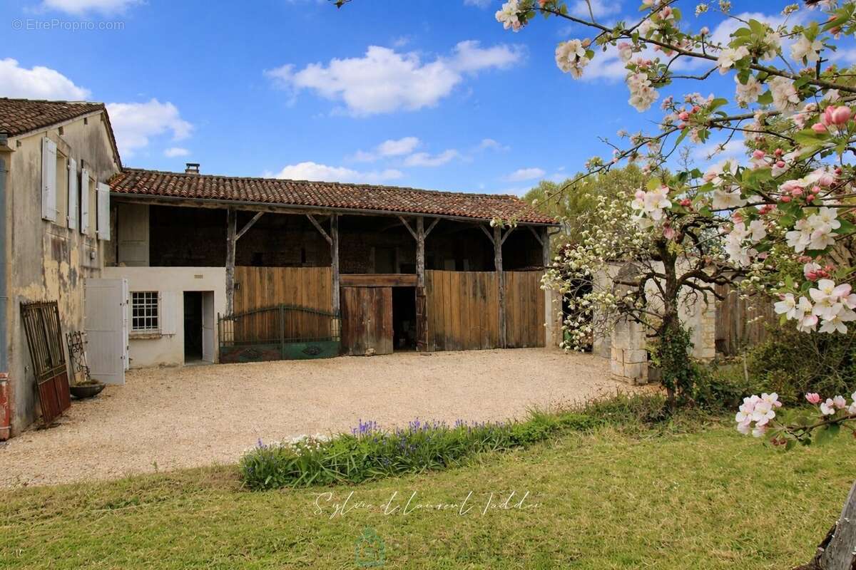 Maison à BARBEZIEUX-SAINT-HILAIRE