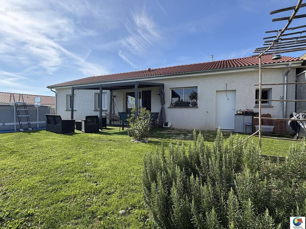 Maison à NIVOLAS-VERMELLE