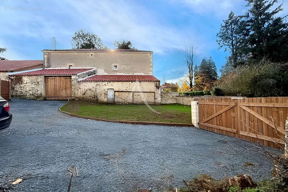 Maison à LA CAILLERE-SAINT-HILAIRE