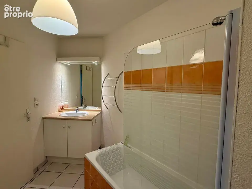À découvrir sans tarder : superbe T2 rénové et meublé à - photo 11