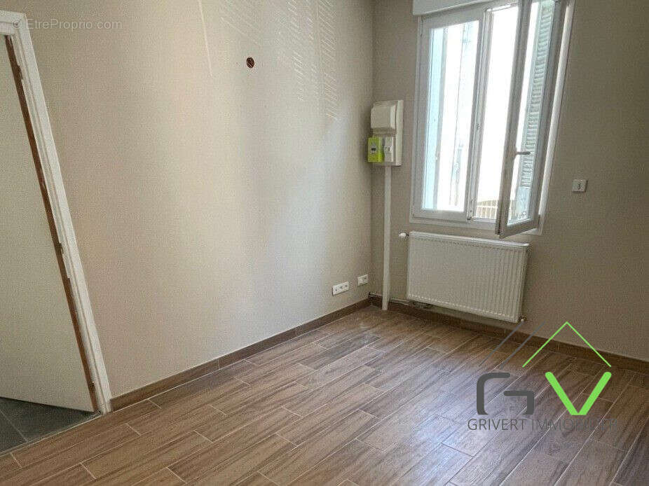 T2 Coté rue - Appartement à NIMES