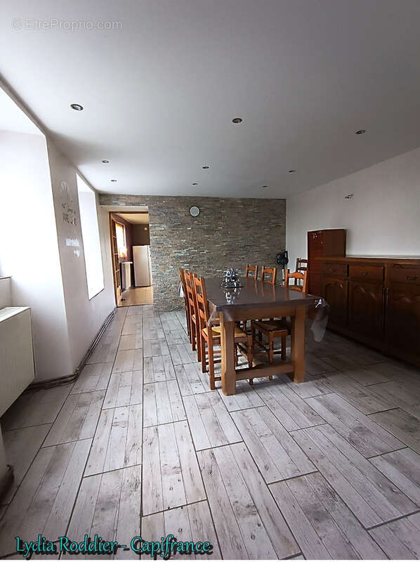 Maison avec 4 chambres – terrain clôturé – deux terrasses - PUY GUILLAUME (63290) - photo 12