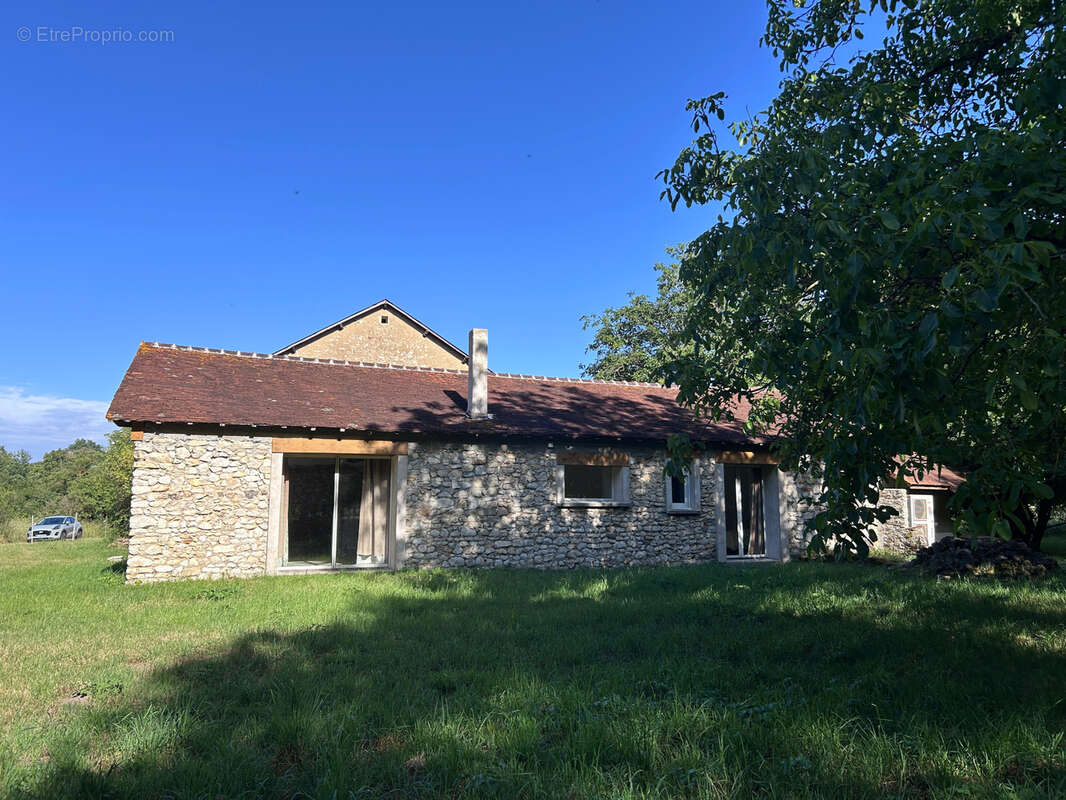 propriété située en  hameau Maison 100 m2 entièrement rénovée avec dépendances et terrain de plus d'un hectare - photo 2