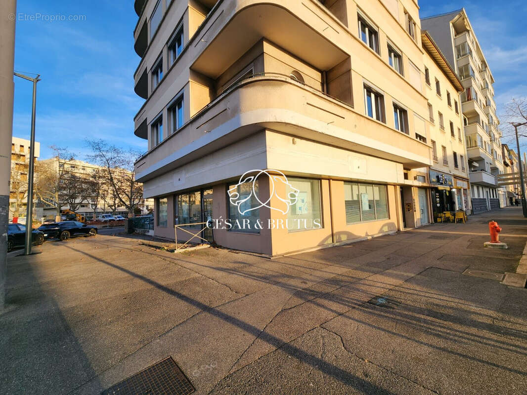 Commerce 170 m² à Lyon-8e  - photo 4