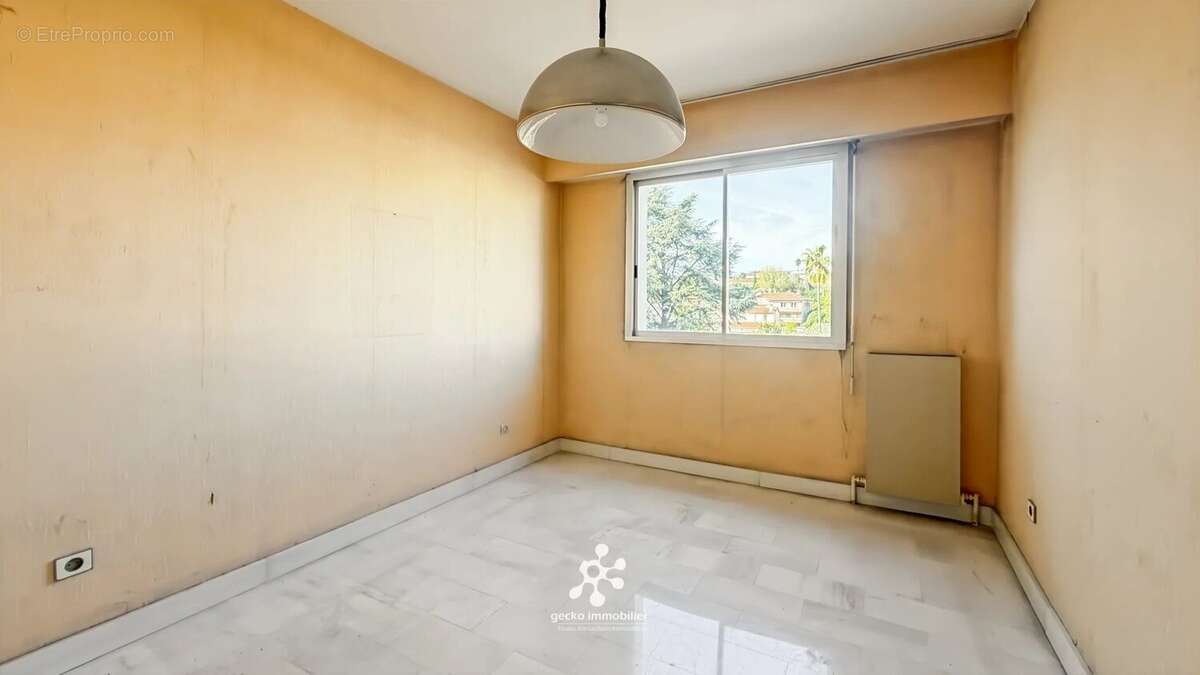 Appartement à SAINT-LAURENT-DU-VAR