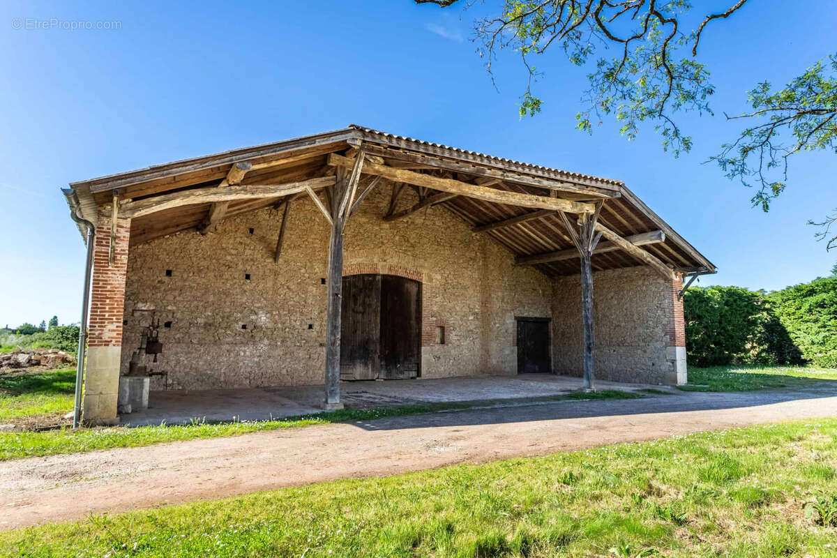 Country manor with barn and pool - photo 28