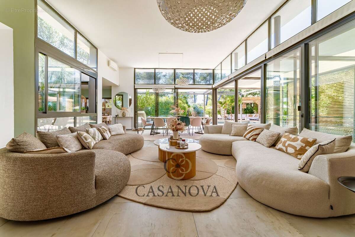 Maison à SAINT-CLEMENT-DE-RIVIERE