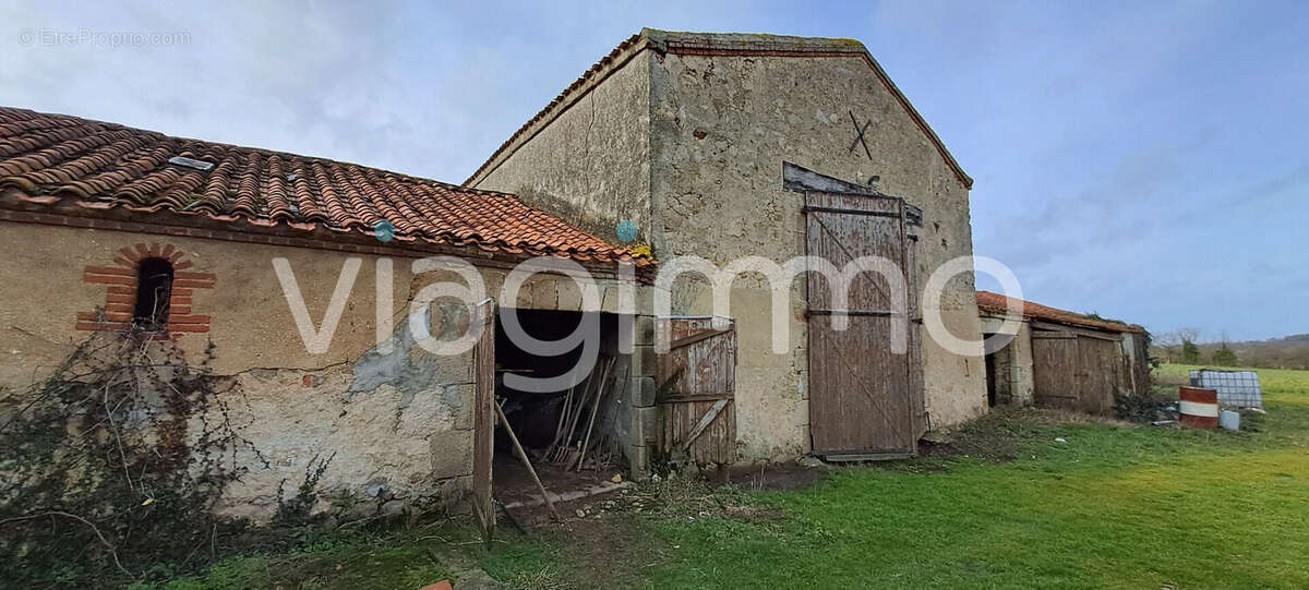 MAULÉON Corps de ferme 138m² avec dépendances - photo 2