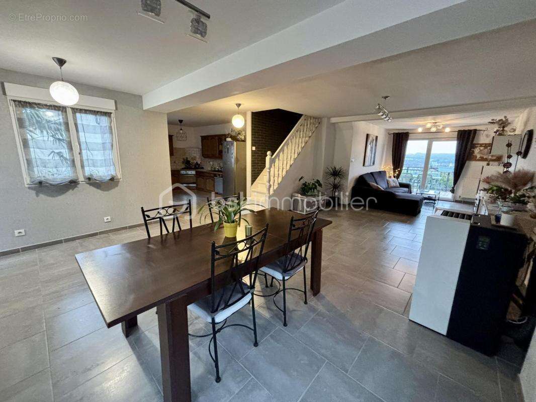 Maison à LES AYVELLES