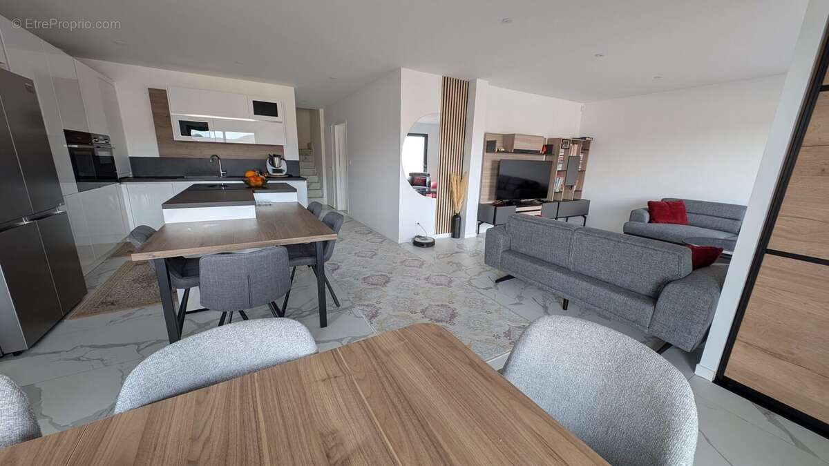 Maison à LES MARTRES-DE-VEYRE