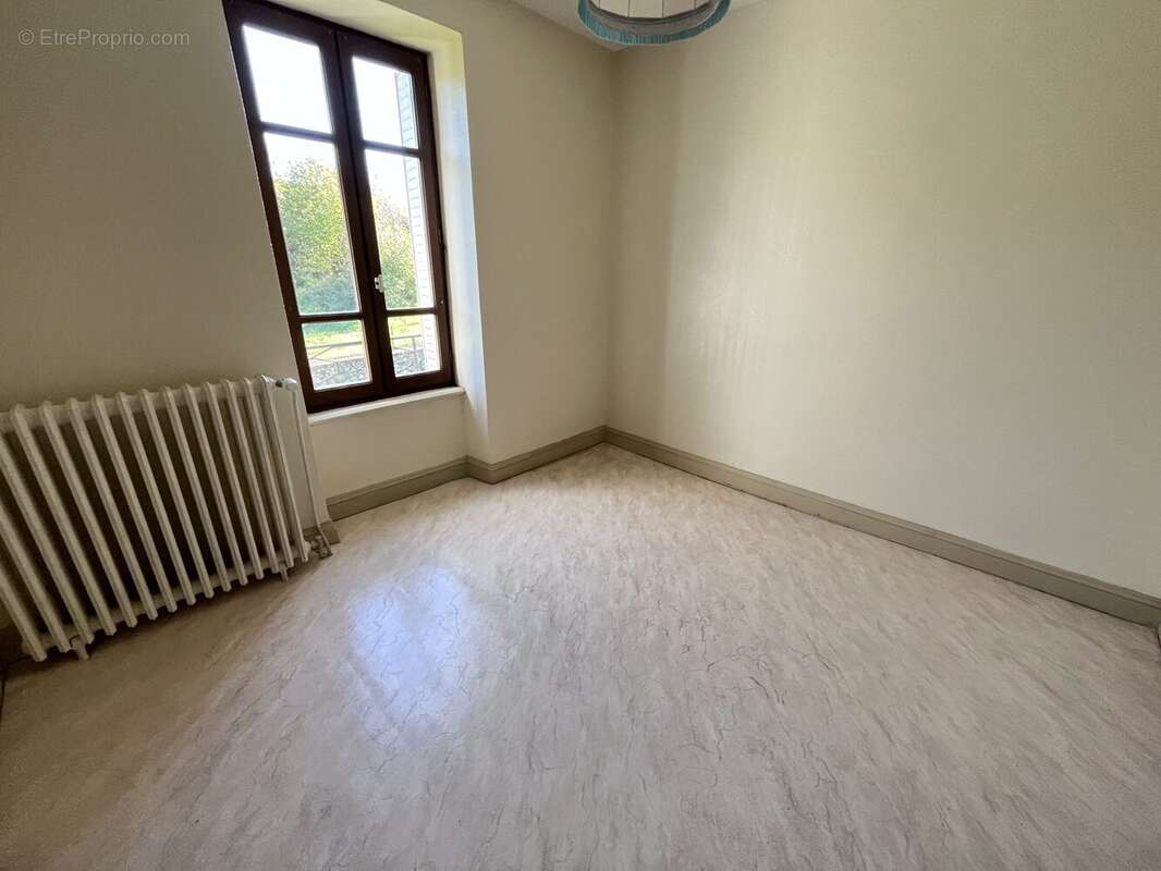 Chambre 2 - Maison à LE MONTEIL