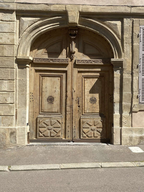 Hotel particulier de 1850, à  AUTUN, en centre ville, avec cour fermée et déendances. - photo 11