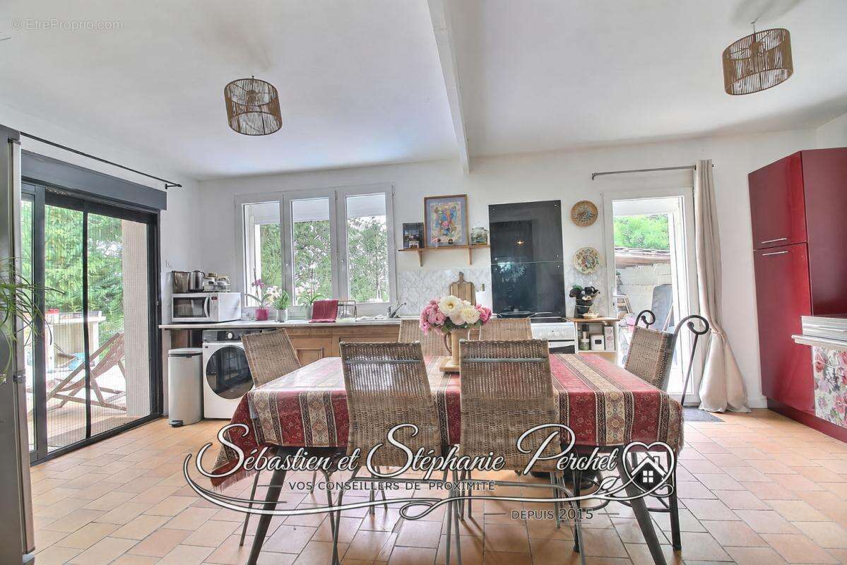 EXCLUSIVITE: Ensemble de 2 Maisons sur un terrain d'environ 1672 m2 - photo 6